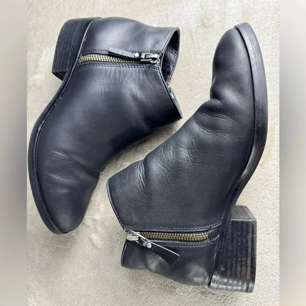 Cole Haan Women's Size 7 Black Leather Hayes‎ Ankle Zip Bootie Boots Classic